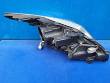 Laden Sie das Bild in den Galerie-Viewer, Frontscheinwerfer Toyota Avensis Xenon Links Scheinwerfer Headlight SCH4711126133qt