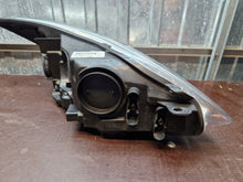 Laden Sie das Bild in den Galerie-Viewer, Frontscheinwerfer Ford Focus BM51-13W030-AK BM51-13W029-AK Halogen Ein Satz