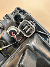 Laden Sie das Bild in den Galerie-Viewer, Frontscheinwerfer Toyota Yaris XXX9809XM Links Scheinwerfer Headlight SCH5538537247gm