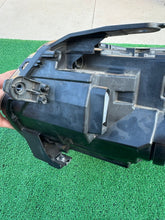 Load image into Gallery viewer, Frontscheinwerfer Dacia Duster 260106194R 260109550R Rechts Headlight