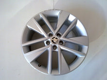 Laden Sie das Bild in den Galerie-Viewer, 1x Alufelge 17 Zoll 7.0" 5x100 46ET 6V0601025C Skoda Rim Wheel FEL5176703257lm