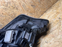 Laden Sie das Bild in den Galerie-Viewer, Frontscheinwerfer Mercedes-Benz Sprinter 906 A9068203161 Xenon Links Headlight