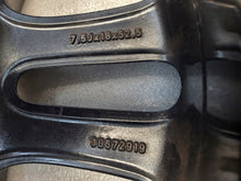 Laden Sie das Bild in den Galerie-Viewer, 1x Alufelge 18 Zoll 7.5&quot; 5x108 52ET Glanz Graphit 30672919 Mg C30 S40 V50