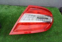 Laden Sie das Bild in den Galerie-Viewer, Rückleuchte Mercedes-Benz 2048202064 2048201964 Ein Stück (Rechts oder Links)