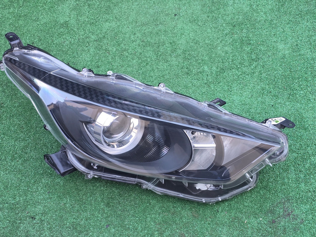 Frontscheinwerfer Toyota IV Yaris Rechts Scheinwerfer Headlight SCH9893982898ia
