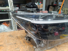 Laden Sie das Bild in den Galerie-Viewer, Frontscheinwerfer Toyota Yaris Cross LED FALSE Scheinwerfer Headlight SCH7506246542mf
