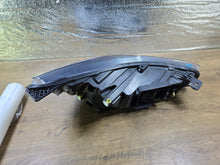Laden Sie das Bild in den Galerie-Viewer, Frontscheinwerfer Ford Focus NX7B-13E015-CF Links Scheinwerfer Headlight SCH6408641600xk