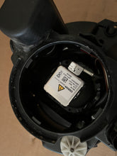 Laden Sie das Bild in den Galerie-Viewer, Frontscheinwerfer Mercedes-Benz W463 A4638200959 Ein Stück (Rechts oder Links) SCH3053063376wc