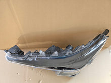 Load image into Gallery viewer, Frontscheinwerfer Toyota Corolla 81150-02S60 Links Scheinwerfer Headlight