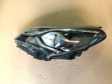 Laden Sie das Bild in den Galerie-Viewer, Frontscheinwerfer Toyota Yaris Links Scheinwerfer Headlight