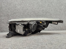 Laden Sie das Bild in den Galerie-Viewer, Frontscheinwerfer Ford Kuga I GV4113D154-AC 90102136 Xenon Rechts Headlight SCH2439705350ed