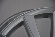 Laden Sie das Bild in den Galerie-Viewer, 1x Alufelge 17 Zoll 7.0" 5x114.3 50ET Glanz Silber 9965617070 Mazda Rim Wheel FEL1036631927dw