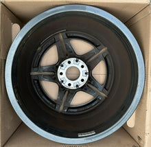 Laden Sie das Bild in den Galerie-Viewer, 1x Alufelge 18 Zoll 8.5&quot; 5x112 52ET Glanz Schwarz A2064011800 Mercedes-Benz