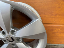 Laden Sie das Bild in den Galerie-Viewer, 1x Alufelge 17 Zoll 6.5&quot; 5x112 38ET Glanz Silber 565601025J Skoda Kodiaq