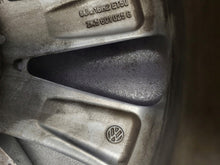 Laden Sie das Bild in den Galerie-Viewer, 1x Alufelge 16 Zoll 6.5" 5x112 50ET Glanz Silber 2K5601025G VW Touran Rim Wheel FEL3265728098gc