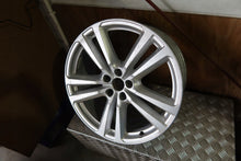 Laden Sie das Bild in den Galerie-Viewer, 1x Alufelge 20 Zoll 9.0&quot; 5x112 33ET Glanz Silber 4M0601025H Audi Q7 Rim Wheel