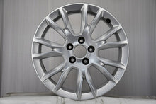 Laden Sie das Bild in den Galerie-Viewer, 1x Alufelge 17 Zoll 7.0" 5x110 39ET Glanz Silber 13276735 Opel Astra H Zafira FEL4878502374jv
