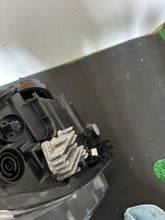 Laden Sie das Bild in den Galerie-Viewer, Frontscheinwerfer BMW X1 F48 90020685 729026707 Xenon Rechts oder Links SCH9705894163zn