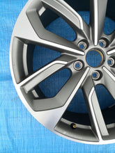 Laden Sie das Bild in den Galerie-Viewer, 1x Alufelge 19 Zoll 8.0" 5x112 45ET 81A601025AC Audi Q2 Rim Wheel FEL7371555452uo