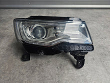 Laden Sie das Bild in den Galerie-Viewer, Frontscheinwerfer Jeep Grand Cherokee Wk2 68144708AF Rechts Headlight SCH8635722101mk