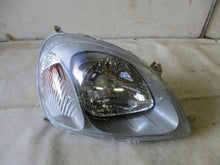 Laden Sie das Bild in den Galerie-Viewer, Frontscheinwerfer Toyota Yaris Rechts Scheinwerfer Headlight SCH8921474711fl