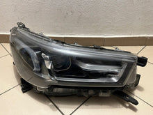 Laden Sie das Bild in den Galerie-Viewer, Frontscheinwerfer Toyota Hilux VIII 1EJ-923364 Rechts Scheinwerfer Headlight