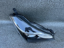 Laden Sie das Bild in den Galerie-Viewer, Frontscheinwerfer Toyota Yaris Rechts Scheinwerfer Headlight SCH1240265618ij