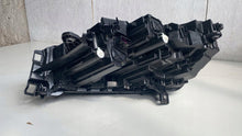 Laden Sie das Bild in den Galerie-Viewer, Frontscheinwerfer Skoda Enyaq 5LB941016G- Full LED Ein Stück (Rechts oder Links)