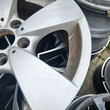 Load image into Gallery viewer, 1x Alufelge 17 Zoll 7.5" 5x120 43ET Glanz Grau 6776777 BMW 5 E60 E61 Rim Wheel FEL4580493319fm