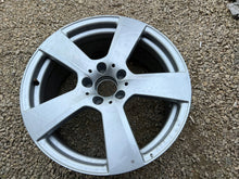 Load image into Gallery viewer, 1x Alufelge 18 Zoll 8.5" 5x112 49ET Glanz Silber A2074010502 Mercedes-Benz FEL2342583201mb