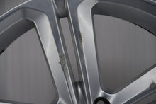 Laden Sie das Bild in den Galerie-Viewer, 1x Alufelge 19 Zoll 9.0&quot; 5x112 33ET 5N0601025T VW Rim Wheel