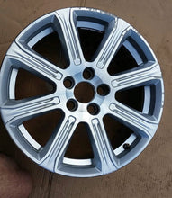 Laden Sie das Bild in den Galerie-Viewer, 1x Alufelge 17 Zoll 7.0&quot; 5x108 52ET Glanz Silber 31423870 Volvo V40 Rim Wheel