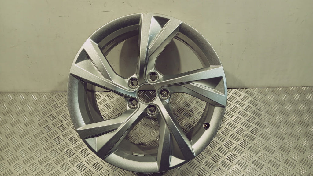 1x Alufelge 18 Zoll 8.0" 5x112 40ET Glanz Silber 8W0601025EJ Audi A4 B9 FEL8732081167op