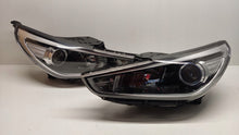 Load image into Gallery viewer, Frontscheinwerfer Hyundai I30 III 92102G4000 Ein Satz Scheinwerfer Headlight