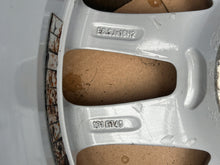 Laden Sie das Bild in den Galerie-Viewer, 1x Alufelge 16 Zoll 6.5&quot; 5x114.3 45ET Glanz Silber PZ49P-E0672 Toyota Avensis