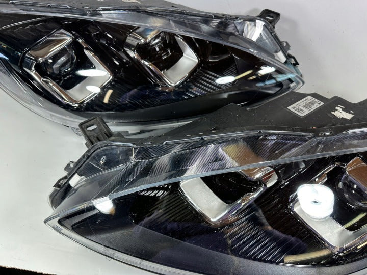 Frontscheinwerfer Ford Kuga LV4B-13E017-AJ LV4B-13E016-AJ Ein Satz Headlight SCH6596002032nj