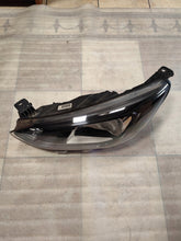 Load image into Gallery viewer, Frontscheinwerfer Ford Focus JX7B13W030CE Links Scheinwerfer Headlight SCH4363604503id