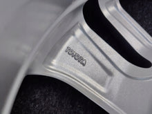 Load image into Gallery viewer, 1x Alufelge 15 Zoll 6.0" 5x100 45ET Glanz Silber 42611-K0030 Toyota Yaris FEL9364457705mj