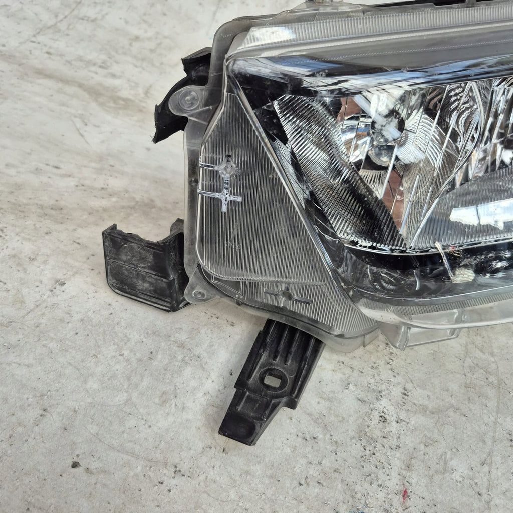 Frontscheinwerfer Toyota Hilux VIII Links Scheinwerfer Headlight SCH3669776049rp