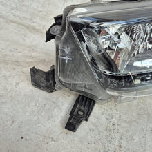 Laden Sie das Bild in den Galerie-Viewer, Frontscheinwerfer Toyota Hilux VIII Links Scheinwerfer Headlight SCH3669776049rp