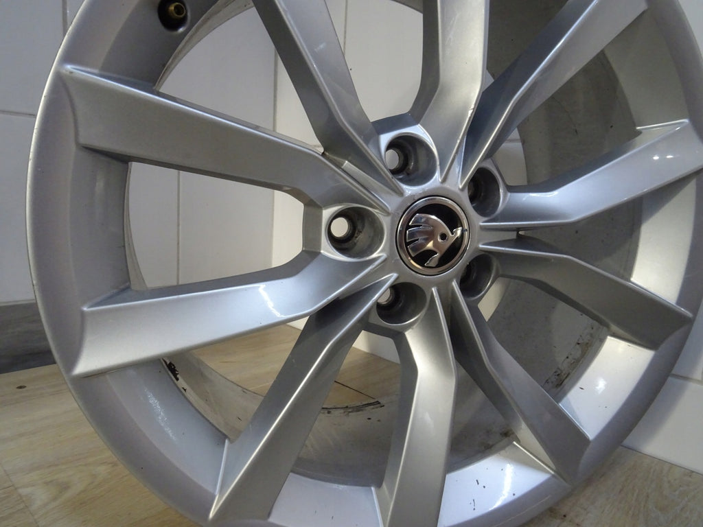 1x Alufelge 18 Zoll 8.0" 5x112 44ET Glanz Silber 3V0601025J Skoda Superb Iii