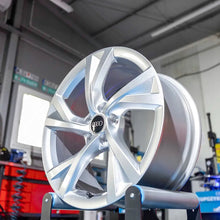 Laden Sie das Bild in den Galerie-Viewer, 4x Alufelge 18 Zoll 8.0" 5x112 40ET Glanz Silber 8W0601025EJ Audi A3 Rim Wheel FEL4549827762ta