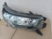 Laden Sie das Bild in den Galerie-Viewer, Frontscheinwerfer Toyota Hilux VIII 81110-0KK60 Rechts Scheinwerfer Headlight SCH1005531594es