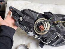 Laden Sie das Bild in den Galerie-Viewer, Frontscheinwerfer Peugeot 108 90026268 Links Scheinwerfer Headlight SCH8027308353ab