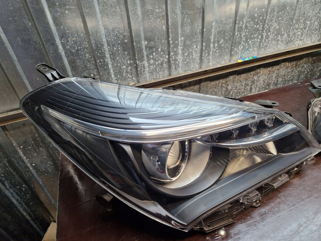 Frontscheinwerfer Toyota Yaris LED Ein Satz Scheinwerfer Headlight
