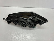 Laden Sie das Bild in den Galerie-Viewer, Frontscheinwerfer Mazda GRF5-51030 Ein Stück (Rechts oder Links) Headlight