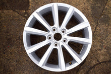 Load image into Gallery viewer, 1x Alufelge 17 Zoll 6.5&quot; 5x112 41ET Glanz Silber 3G0601025 VW Passat B8