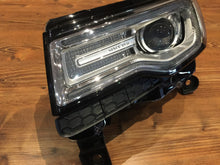 Laden Sie das Bild in den Galerie-Viewer, Frontscheinwerfer Jeep Grand Cherokee Wk2 68144709AE Links Headlight SCH1044291613bk