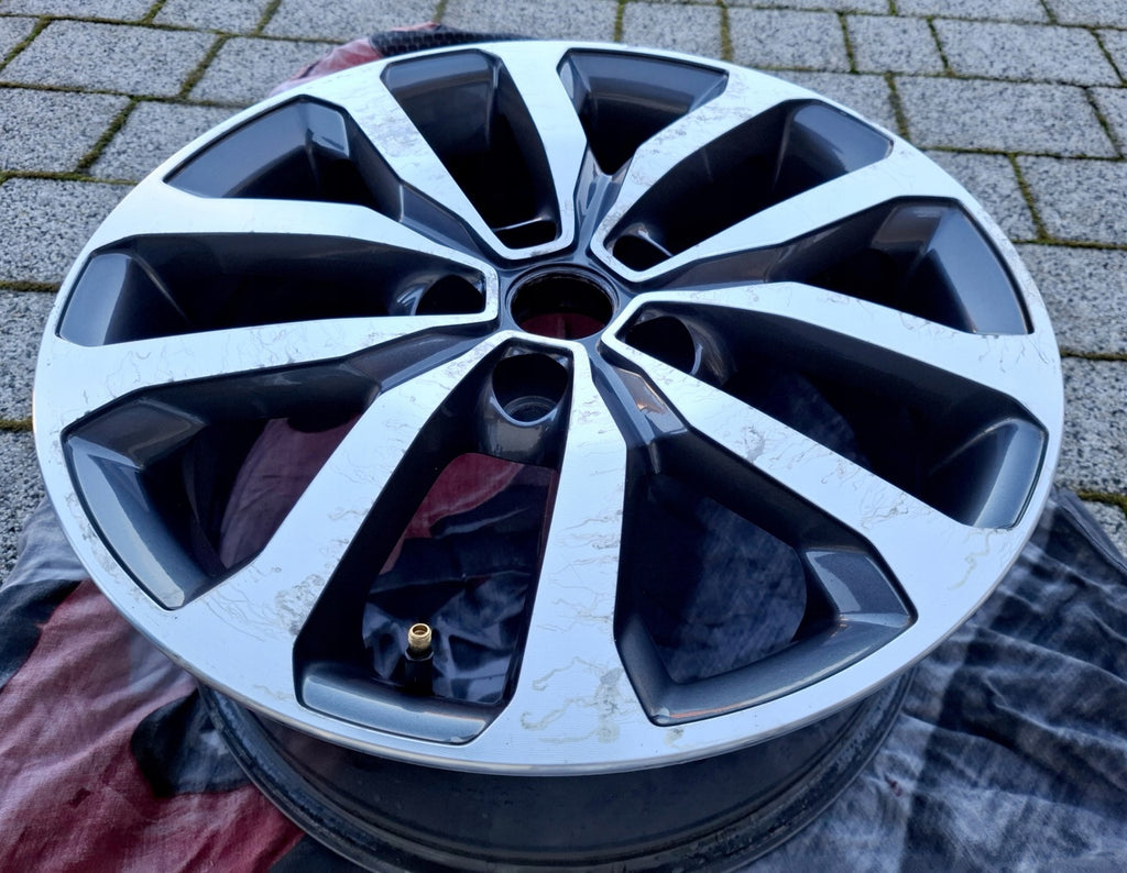 1x Alufelge 17 Zoll 7.0" 5x114.3 40ET Glanz Silber 403004615R 403004770R Mg FEL4730103727um