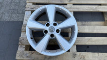 Load image into Gallery viewer, 1x Alufelge 17 Zoll 6.5" 5x114.3 40ET Glanz Silber 40300-EY17C Nissan Qashqai I FEL7748113513qi